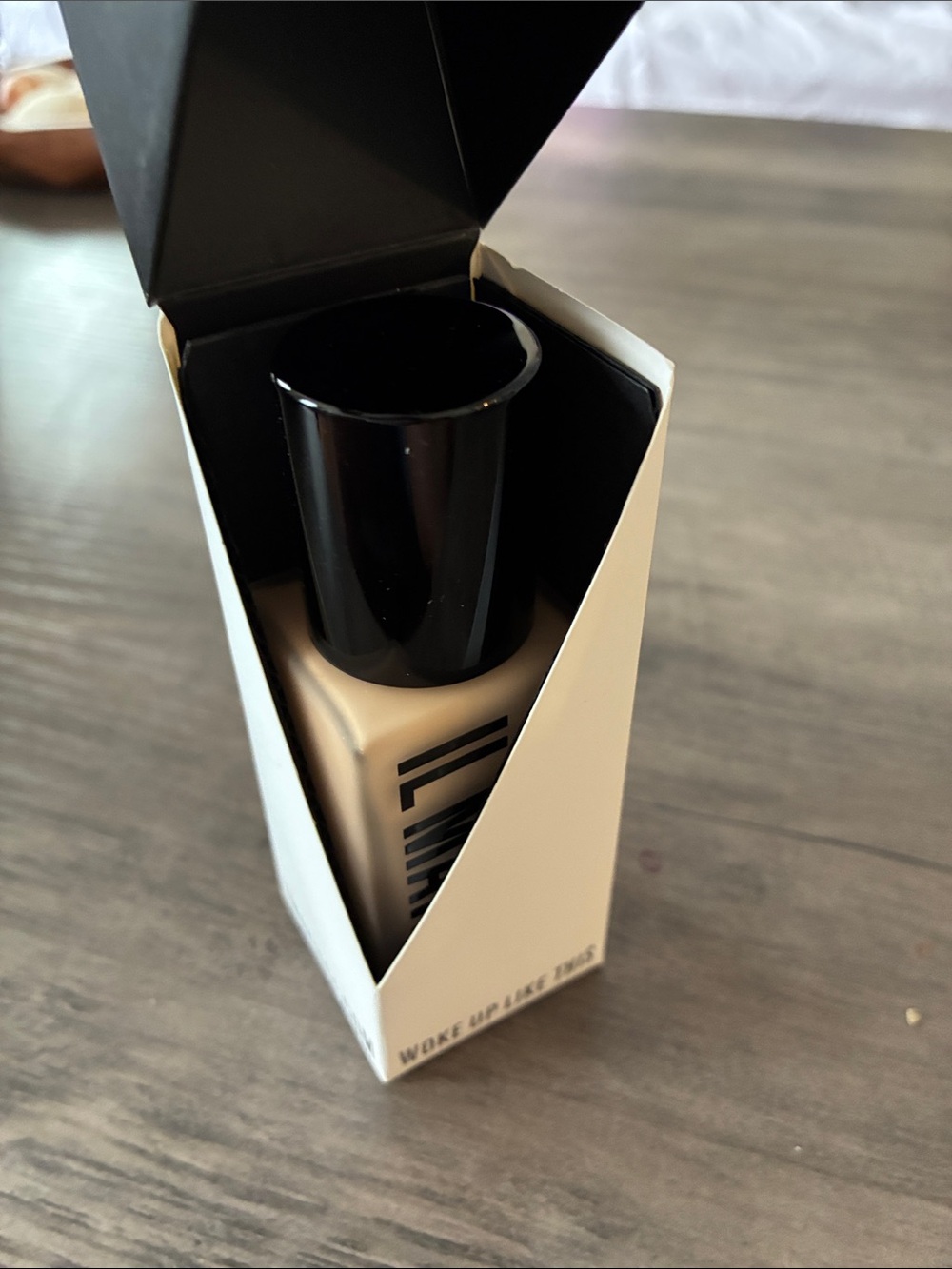 IL MAKIAGE Foundation Bottle in Light Beige - Picture 6 of 7